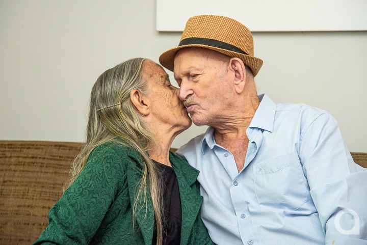 Dona Loide Amerike Louback e Daniel Americo Louback se beijando. Foto para ilustrar a matéria sobre os 70 anos de casamento.