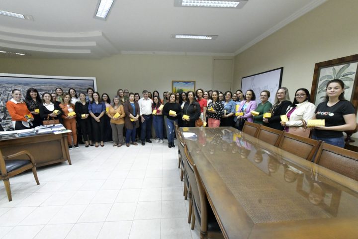 Diretoras Das 43 Unidades De Educação De Umuarama Ganham Smartphone (1)