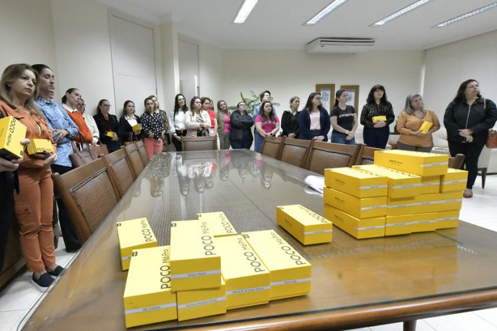 Diretoras Das 43 Unidades De Educação De Umuarama Ganham Smartphone (3)