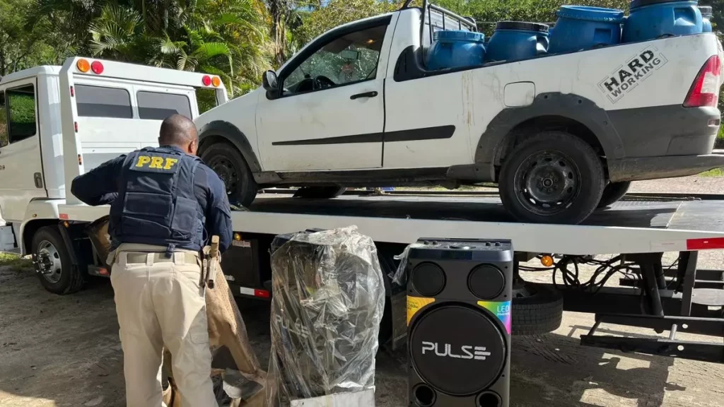 Caminhao Fogo Homens Presos Saquear Carga 1