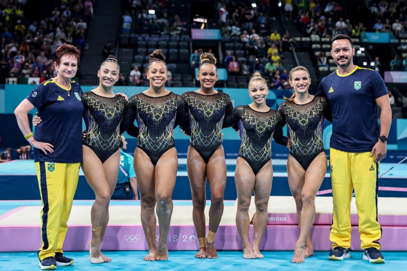 Iryna Ilyashenko Julia Soares Lorrane Oliveira Rebeca Andrade Flavia Saraiva E Jade Barbosa E O Treinador Francisco Porath Neto Foto Miriam Jeske Cob 91bd624e8f