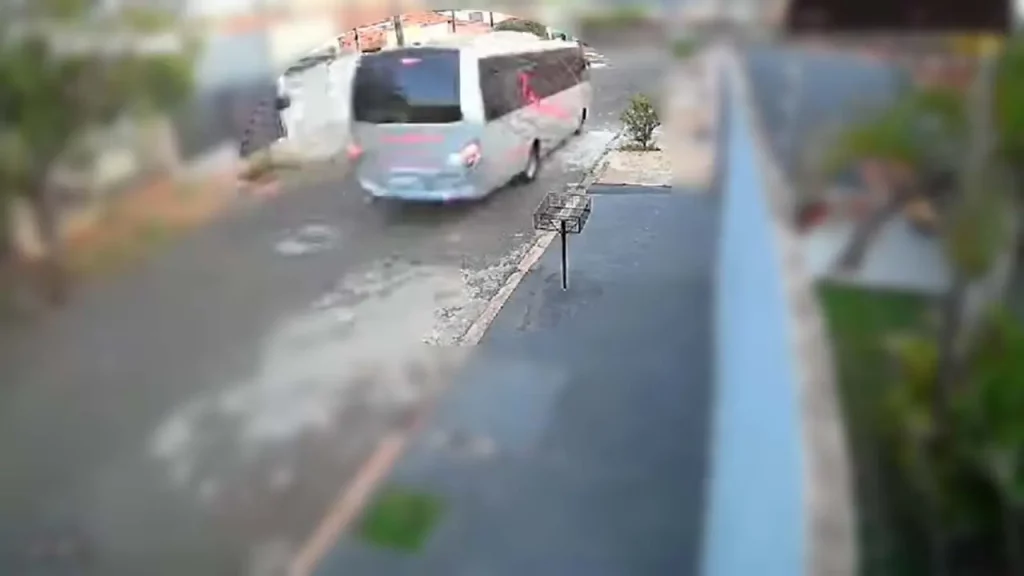 Micro Onibus Invade Casa Parana 1280x720.jpg