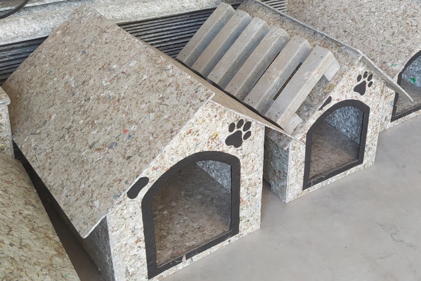 Casas de cachorro contruídas com as caixinhas de leite.